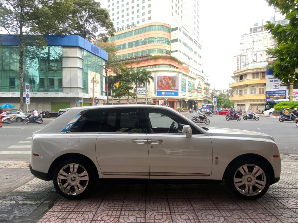 Th&agrave;nh c&ocirc;ng của Rolls-Royce Cullinan đến từ việc nắm bắt được xu hướng ưa chuộng d&ograve;ng xe SUV si&ecirc;u sang tr&ecirc;n thế giới n&oacute;i chung v&agrave; ở Việt Nam n&oacute;i ri&ecirc;ng