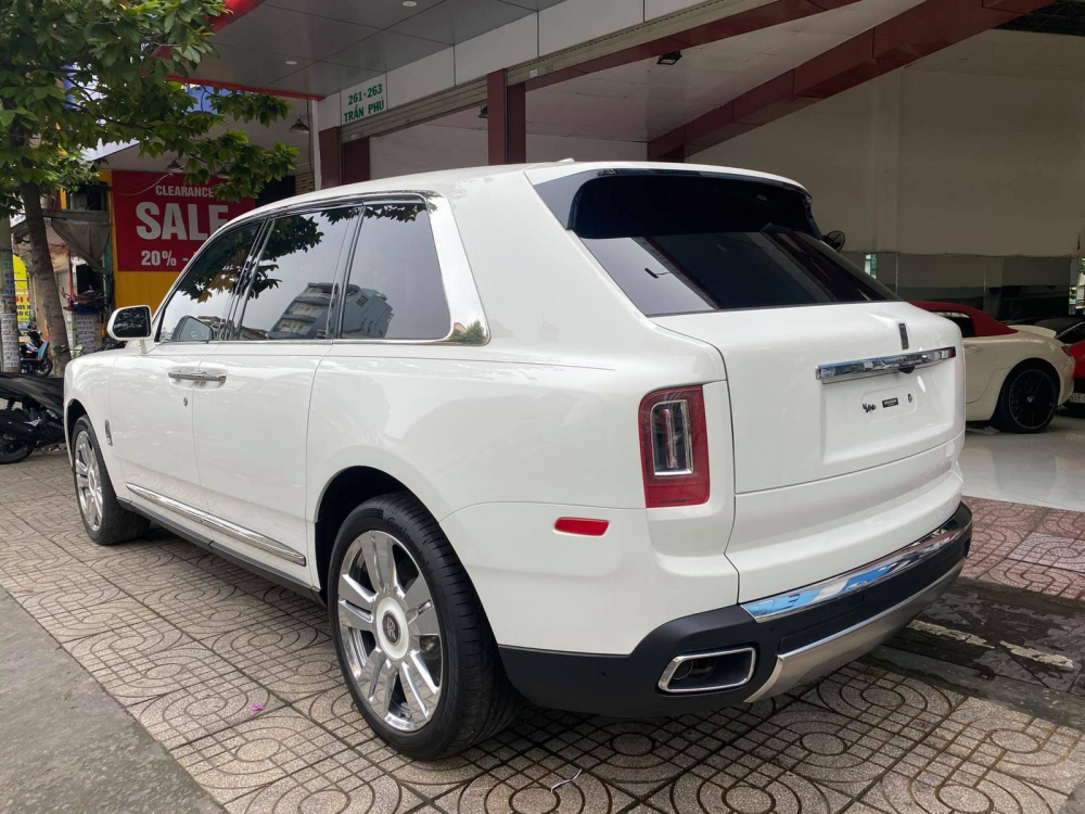 Rolls-Royce Cullinan c&oacute; gi&aacute; b&aacute;n tr&ecirc;n 30 tỷ đồng tại Việt Nam