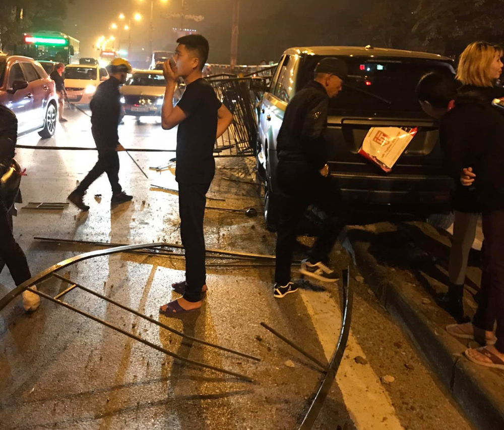 Nhiều thanh sắt nằm chắn ngang đường sau tai nạn