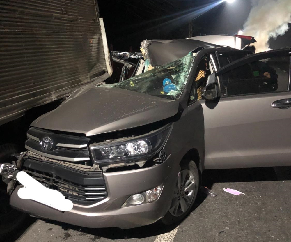 Hiện trường vụ xe Toyota Innova t&ocirc;ng v&agrave;o đu&ocirc;i xe tải dừng đỗ tr&ecirc;n QL1A v&agrave;o khuya qua
