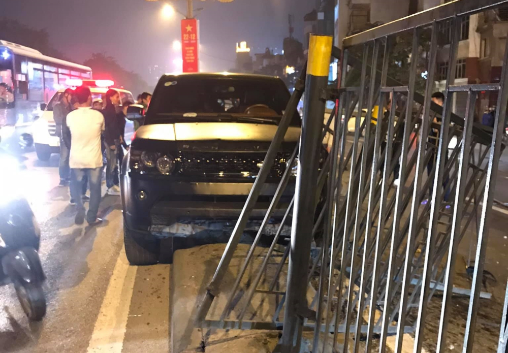 Chiếc xe Range Rover lao lên dải phân cách và ủi tung hàng rào sắt tại đây