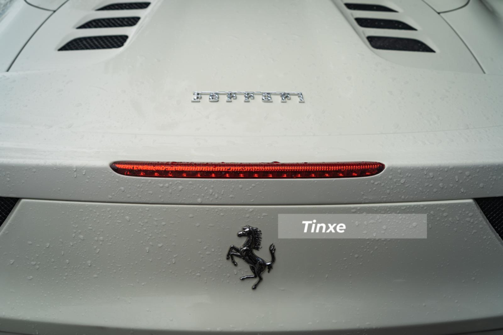 Trái tim trên giúp Ferrari 458 Spider có tốc độ tối đa 320 km/h