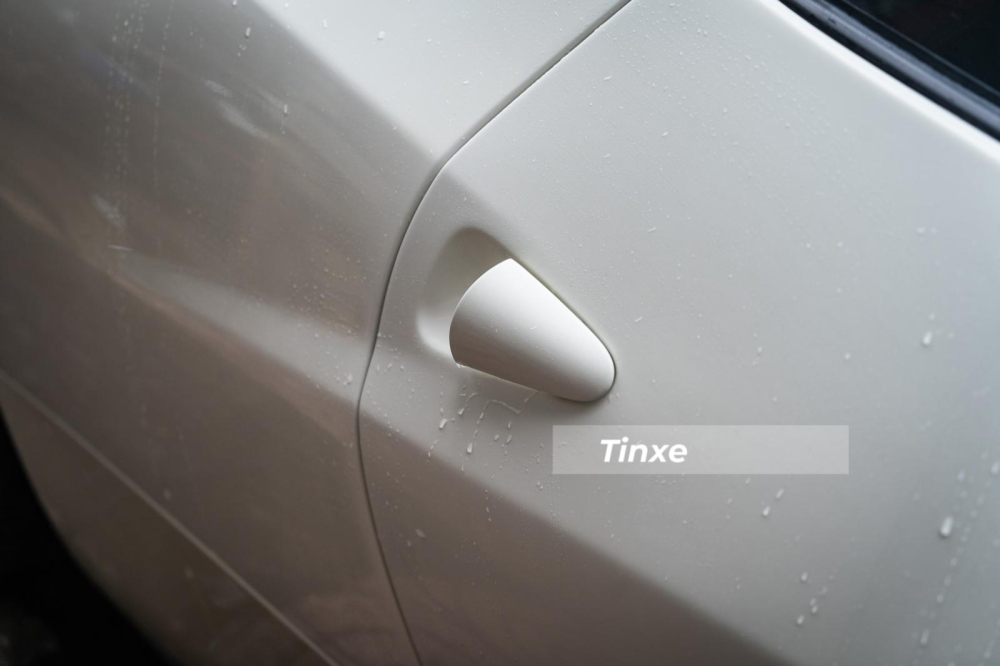 Chiếc xe này sở hữu màu sơn trắng Bianco Avus