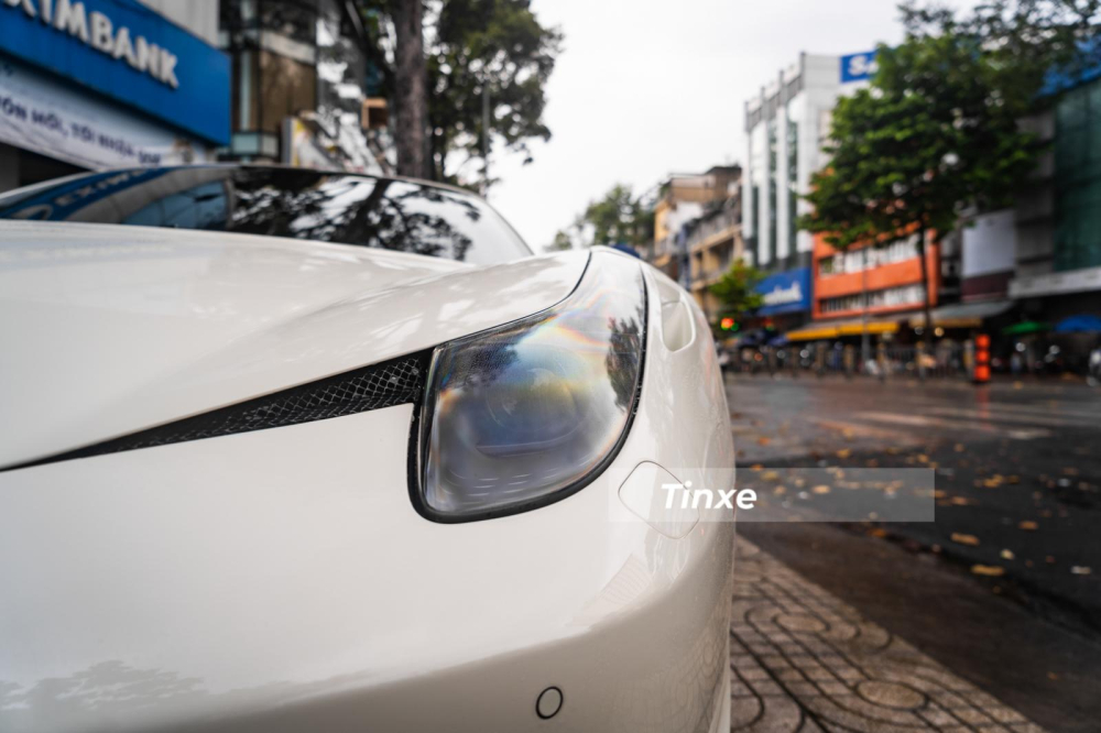 Thiết kế đèn pha sắc cạnh của Ferrari 458 Spider