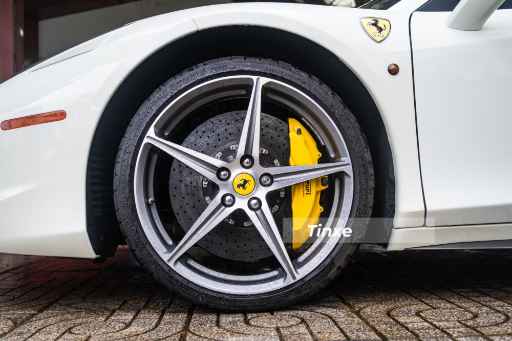 Bộ mâm 5 chấu đơn sáng bóng cùng kẹp phanh màu vàng của chiếc Ferrari 458 Spider