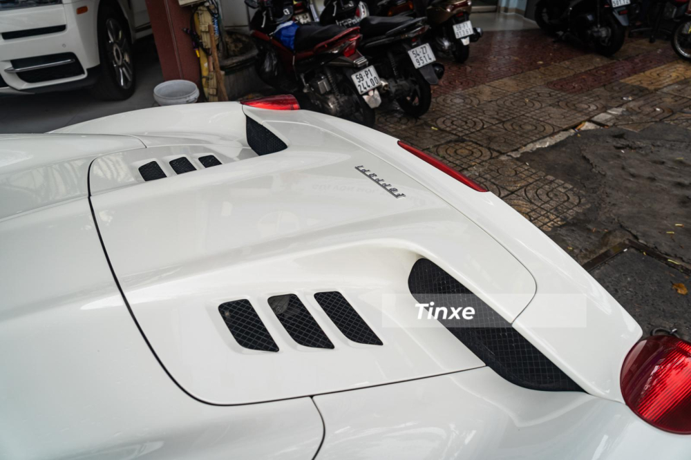 Do c&oacute; th&ecirc;m khoang chứa mui xếp cứng n&ecirc;n nắp khoang động cơ của Ferrari 458 Spider c&oacute; thiết kế nhỏ hơn so với bản Coupe