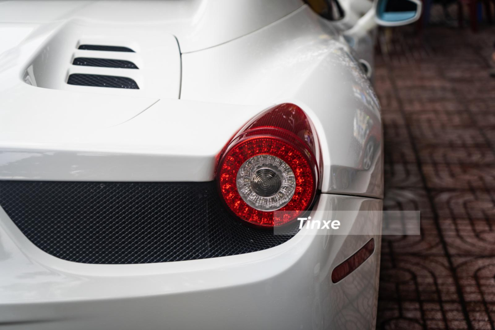 Siêu xe Ferrari 458 Spider sử dụng đèn hậu tròn dạng đơn thay cho 2 đèn hậu của Ferrari F430 Spider