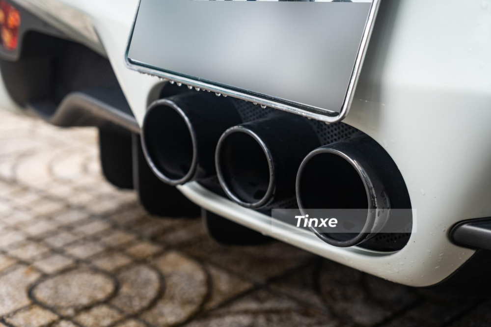 Ferrari 458 Spider có thiết kế 3 ống xả nằm ngang, đặt ở giữa