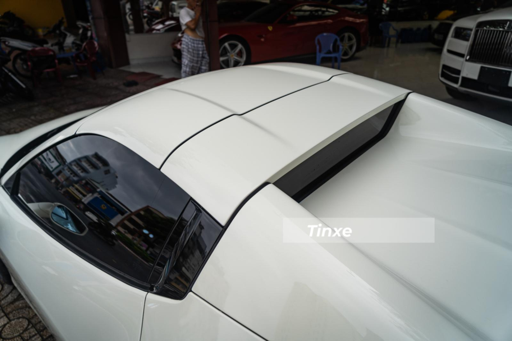 Phần mui xếp cứng của chiếc Ferrari 458 Spider n&agrave;y mất hơn 14 gi&acirc;y để mở mui