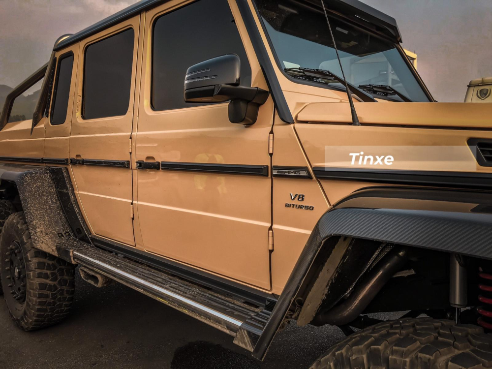 Ngo&agrave;i m&agrave;u sơn v&agrave;ng nổi bật, ngoại thất chiếc Mercedes-Benz G63 AMG 6x6 độc nhất Việt Nam c&ograve;n c&oacute; nhiều chi tiết ốp carbon bao gồm cả c&aacute;c v&ograve;m b&aacute;nh xe