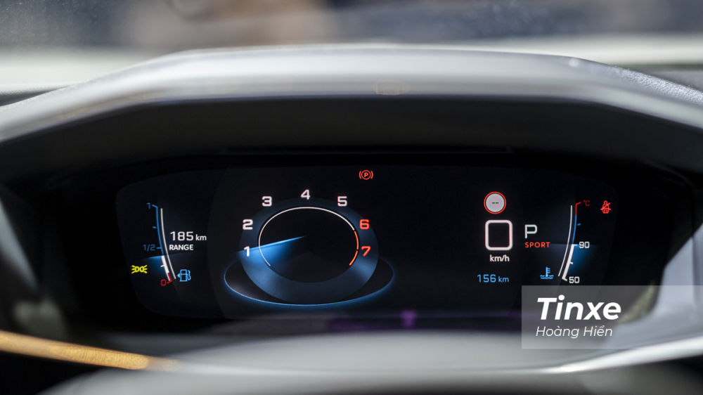 Phía sau vô-lăng là màn hình kỹ thuật số hiển thị kiểu 3 chiều khá hiện đại và giúp người lái quan sát được một cách trực quan các thông tin về xe. Cũng cần phải kể đến rằng Peugeot 2008 có hệ thống đọc biển cảnh báo tốc độ và sẽ có thông báo đến người lái xe. Phía sau vô-lăng là màn hình kỹ thuật số hiển thị kiểu 3 chiều khá hiện đại và giúp người lái quan sát được một cách trực quan các thông tin về xe. Cũng cần phải kể đến rằng Peugeot 2008 có hệ thống đọc biển cảnh báo tốc độ và sẽ có thông báo đến người lái xe.