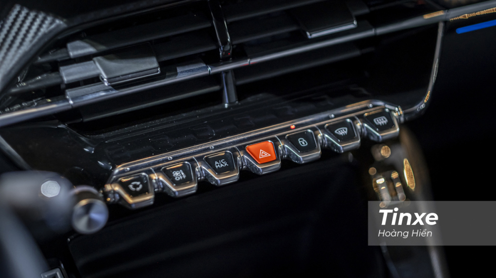 Các nút bấm cơ cũng đã được thiết kế lại để phù hợp với tổng quan thiết kế của cụm điều khiển trung tâm. Các nút bấm cơ cũng đã được thiết kế lại để phù hợp với tổng quan thiết kế của cụm điều khiển trung tâm.