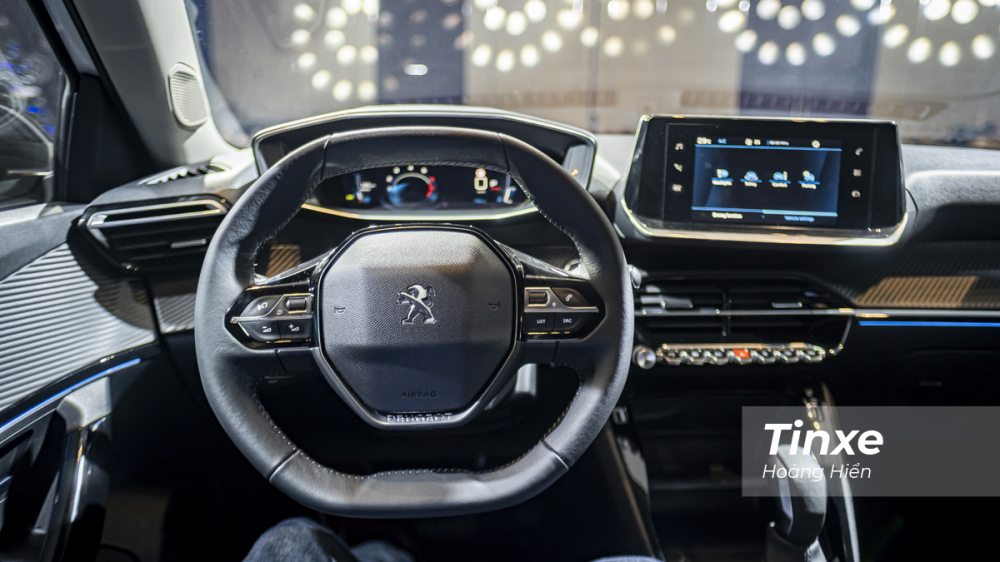 Vô-lăng trên Peugeot 2008 vẫn là loại vát đáy trên dưới tạo cảm giác nhỏ gọn và khác biệt khi so sánh với các đối thủ cùng phân khúc. Vô-lăng trên Peugeot 2008 vẫn là loại vát đáy trên dưới tạo cảm giác nhỏ gọn và khác biệt khi so sánh với các đối thủ cùng phân khúc.