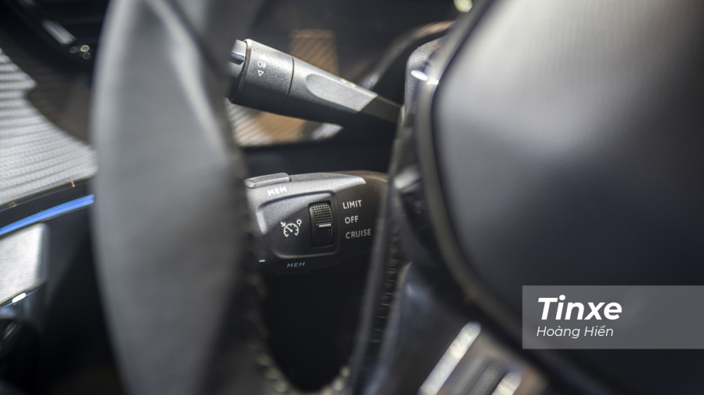 Phía bên trái của vô-lăng là cần điều khiển hệ thống kiểm soát hành trình chủ động và LIM (limit speed) Phía bên trái của vô-lăng là cần điều khiển hệ thống kiểm soát hành trình chủ động và LIM (limit speed)