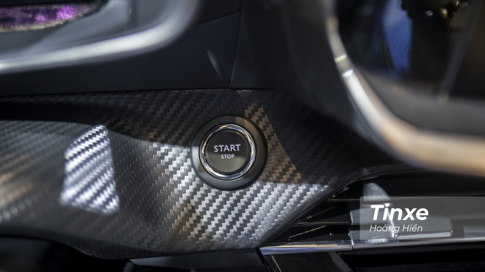 Peugeot 2008 cũng được trang bị chìa khoá thông minh tích hợp nút bấm khởi động. Peugeot 2008 cũng được trang bị chìa khoá thông minh tích hợp nút bấm khởi động.