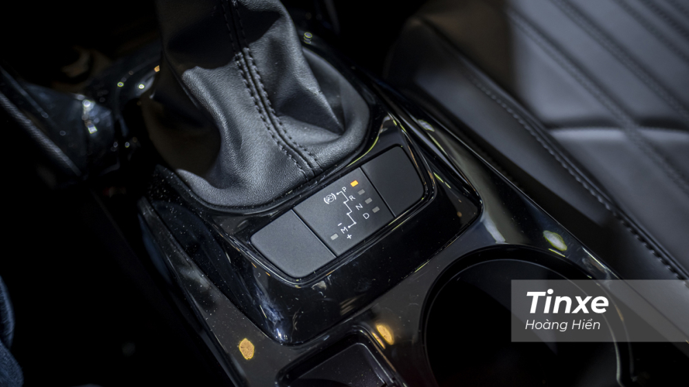 Đi kèm với đó là hộp số tự động 6 cấp cùng 3 chế độ lái khác nhau bao gồm Eco, Normal và Sport. Đi kèm với đó là hộp số tự động 6 cấp cùng 3 chế độ lái khác nhau bao gồm Eco, Normal và Sport.