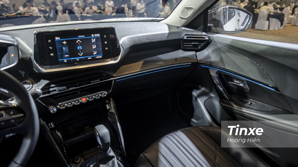 Và ở hàng ghế thứ nhất, Peugeot 2008 còn được trang bị cả hệ thống đèn LED viền nội thất khá bắt mắt. Và ở hàng ghế thứ nhất, Peugeot 2008 còn được trang bị cả hệ thống đèn LED viền nội thất khá bắt mắt.