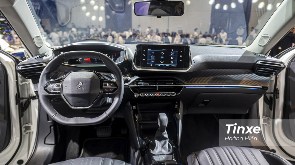 Không gian nội thất bên trong Peugeto 2008 vẫn là ngôn ngữ thiết kế i-Cockpit đặc trưng nhưng đã được thay đổi một chút. Không gian nội thất bên trong Peugeto 2008 vẫn là ngôn ngữ thiết kế i-Cockpit đặc trưng nhưng đã được thay đổi một chút.