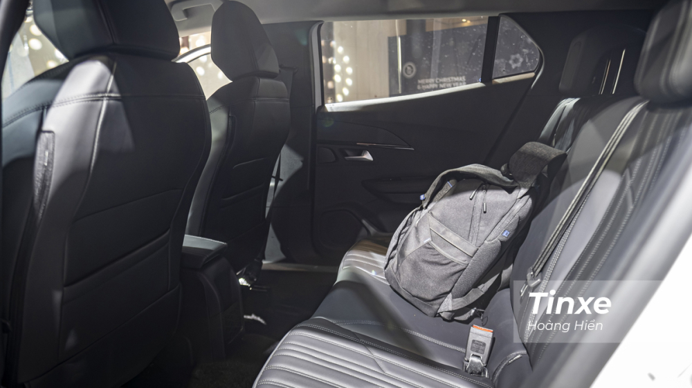 Hàng ghế thứ 2 trên Peugeot 2008 khá rộng rãi nhờ vào việc thiết kế khoảng hỏm ở lưng hàng ghế trước. Hàng ghế thứ 2 trên Peugeot 2008 khá rộng rãi nhờ vào việc thiết kế khoảng hỏm ở lưng hàng ghế trước.