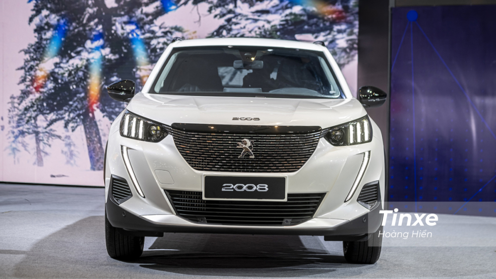 Ở phần đầu xe Peugeot 2008, lưới tản nhiệt đã được tái thiết kế với dạng nang ngang 3D cùng với đèn chiếu sáng full-LED tích hợp 3 dải LED định vị ban ngày cùng với 2 dải LED dài chạy dọc bên dưới tạo cảm giác khác biệt và giống với nanh sư tử - biểu tưởng của Peugeot. Ở phần đầu xe Peugeot 2008, lưới tản nhiệt đã được tái thiết kế với dạng nang ngang 3D cùng với đèn chiếu sáng full-LED tích hợp 3 dải LED định vị ban ngày cùng với 2 dải LED dài chạy dọc bên dưới tạo cảm giác khác biệt và giống với nanh sư tử - biểu tưởng của Peugeot.