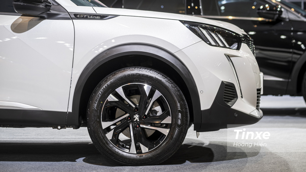 Peugeot 2008 được trang bị vành hợp kim kích thước 17 inch khá phù hợp với tổng quan thiết kế của xe. Peugeot 2008 được trang bị vành hợp kim kích thước 17 inch khá phù hợp với tổng quan thiết kế của xe.