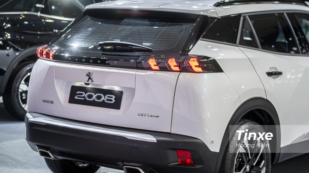 Phía đuôi xe vẫn là cụm đèn hậu full-LED thiết kế 3 vạch tượng trưng cho móng vuốt sư tử nhưng đã được tái thiết kế lại để mềm mại và liền mạch hơn. Phía đuôi xe vẫn là cụm đèn hậu full-LED thiết kế 3 vạch tượng trưng cho móng vuốt sư tử nhưng đã được tái thiết kế lại để mềm mại và liền mạch hơn.