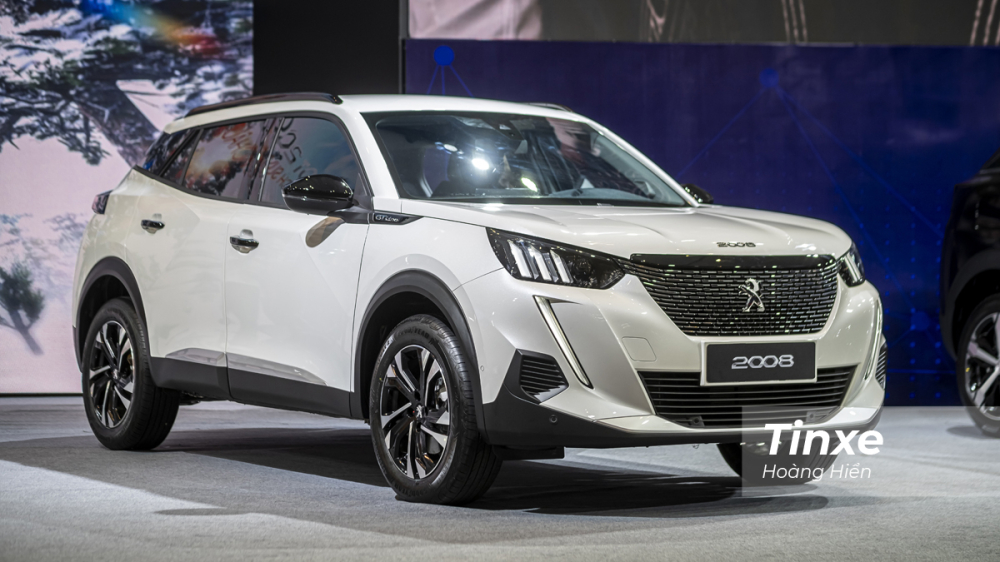 Về mặt thiết kế ngoại thất, Peugeot 2008 là mẫu xe tiên phong trong việc sở hữu ngôn ngữ thiết kế mới của Peugeot và trong tương lai không xa, Peugeot 3008 và 5008 cũng sẽ được ra mắt với thiết kế ngoại thất tương tự. Về mặt thiết kế ngoại thất, Peugeot 2008 là mẫu xe tiên phong trong việc sở hữu ngôn ngữ thiết kế mới của Peugeot và trong tương lai không xa, Peugeot 3008 và 5008 cũng sẽ được ra mắt với thiết kế ngoại thất tương tự.