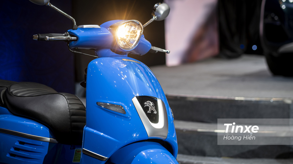 Mặc dù sản xuất năm 2020 nhưng Peugeot Django vẫn chỉ được trang bị đèn chiếu sáng halogen khá cổ điển, trong khi các đối thủ khác đã sử dụng công nghệ đèn LED. Điểm nhấn chính là ở cà-vạt chữ V được tích hợp dải đèn LED ban ngày phía trước đầu xe.