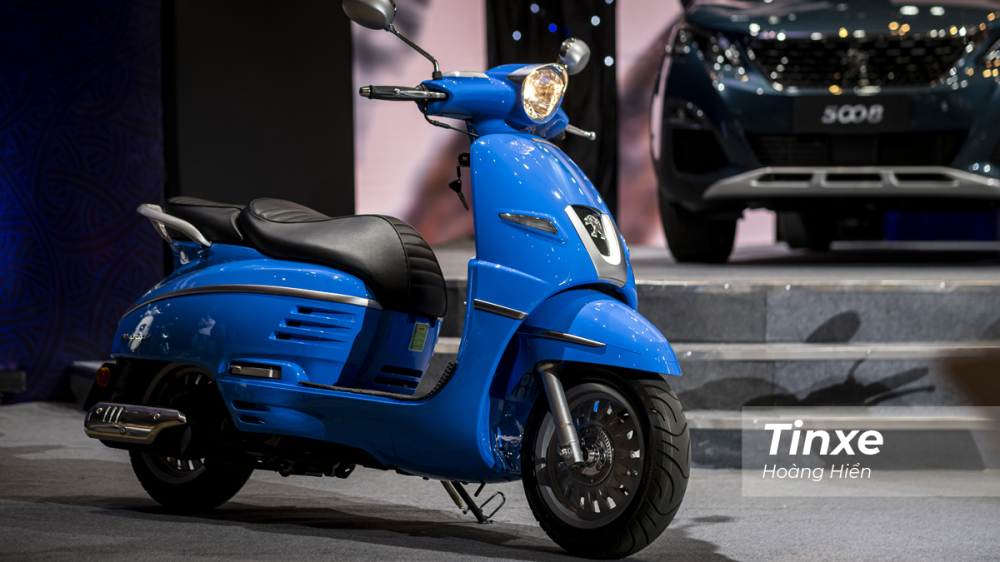 Peugeot Django sở hữu kích thước DxRxC tương ứng là 1.925 x 710 x 1.150 mm cùng với chiều cao yên 770mm. Vẻ ngoài của Peugeot Django 125cc ABS không có quá nhiều thay đổi khi vẫn giữ được vẻ trường dáng và những đường nét quen thuộc.