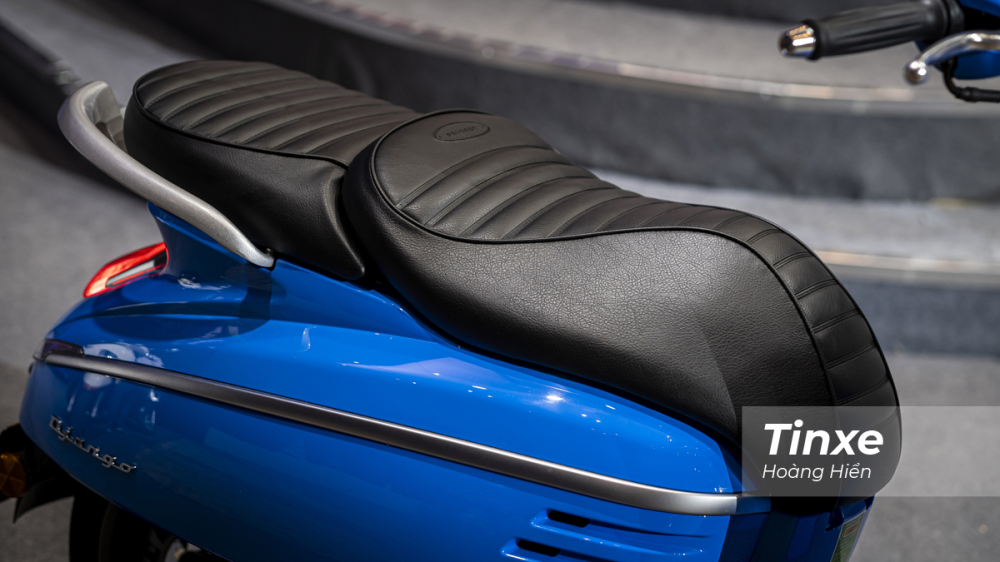 Yên xe của Peugeot Django vẫn là dạng yên đôi tách rời với yên trước hơi được vuốt lên để tạo điểm tì cột sống cho người lái. Vân dập nổi nằm ngang cũng sẽ giúp người lái có vị trị ngồi vững chắc hơn.