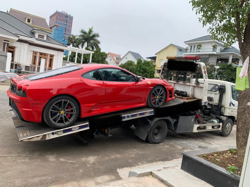 Si&ecirc;u xe Ferrari 430 Scuderia của doanh nh&acirc;n Hải Ph&ograve;ng nằm tr&ecirc;n xe cứu hộ v&agrave;o trưa nay để về H&agrave; Nội nhằm l&ecirc;n xe lồng vận chuyển v&agrave;o Nam