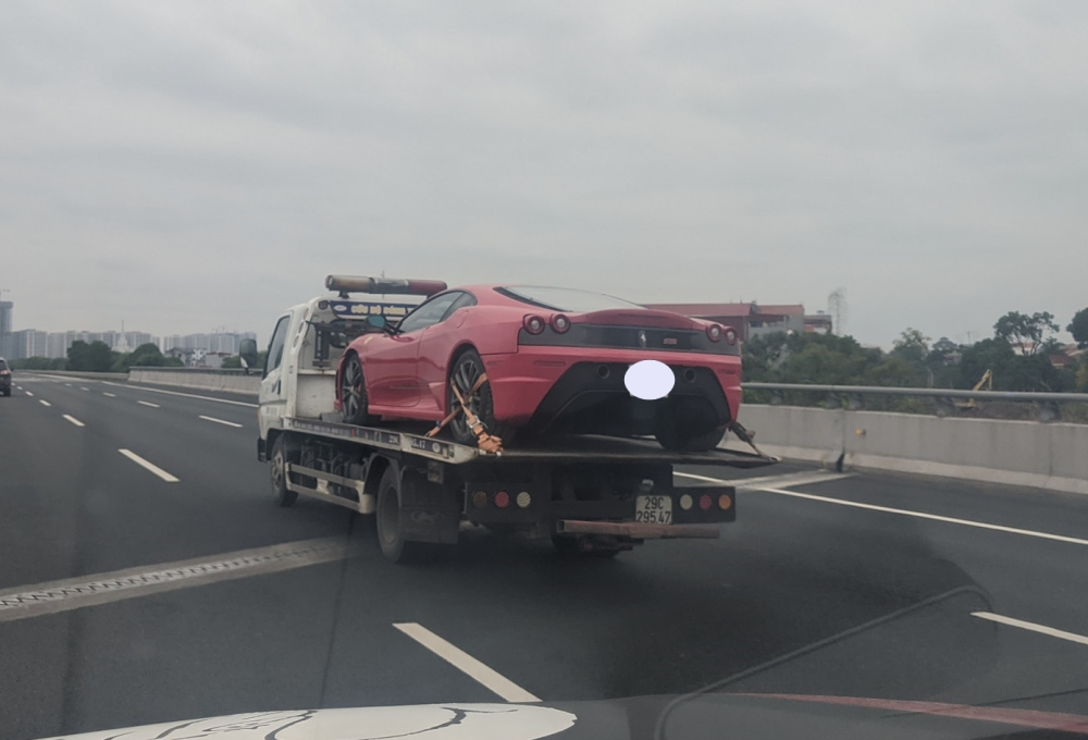 Si&ecirc;u xe Ferrari 430 Scuderia bị bắt gặp nằm tr&ecirc;n xe cứu hộ di chuyển qua cao tốc H&agrave; Nội - Hải Ph&ograve;ng v&agrave;o trưa ng&agrave;y 15 th&aacute;ng 12 năm 2020. Ảnh: Thanh T&ugrave;ng