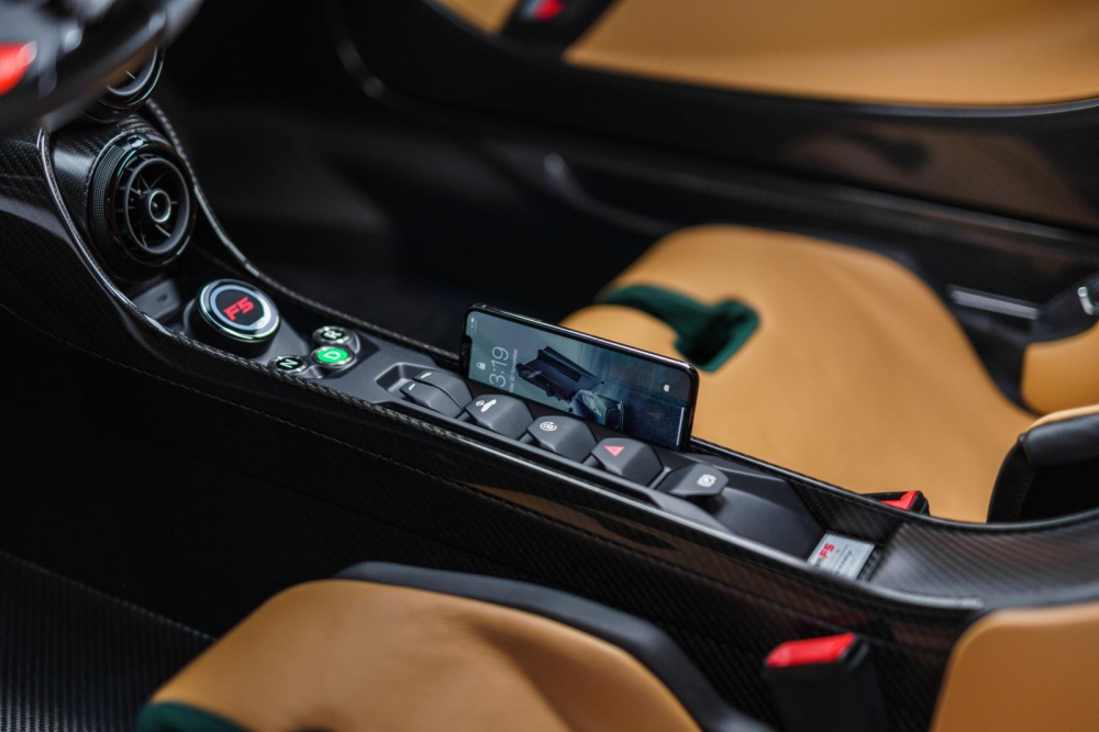 Cụm điều khiển trung t&acirc;m kh&aacute; nhỏ của Hennessey Venom F5 2021