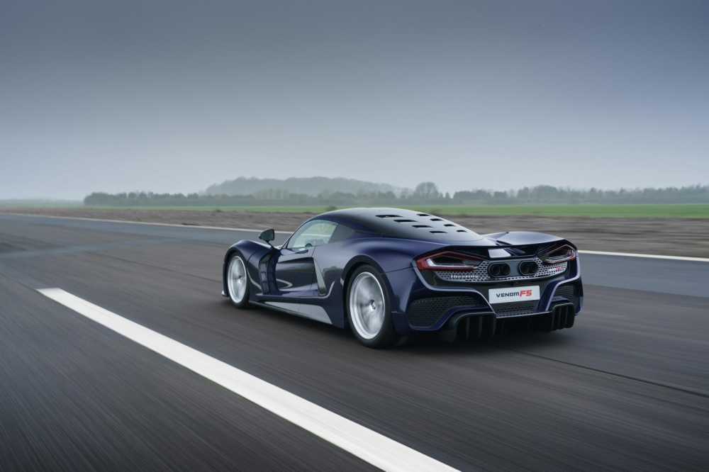 Hennessey Venom F5 2021 hứa hẹn sẽ cho Bugatti Chiron ngửi kh&oacute;i