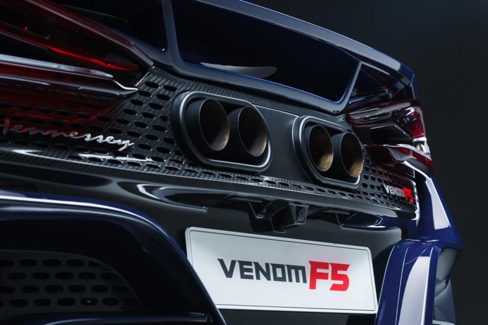 Tấm ốp bằng sợi carbon bao quanh 4 ống xả của Hennessey Venom F5 2021
