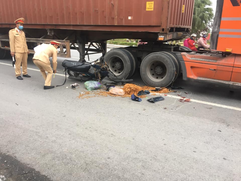 B&aacute;nh trước của chiếc xe m&aacute;y g&atilde;y rời
