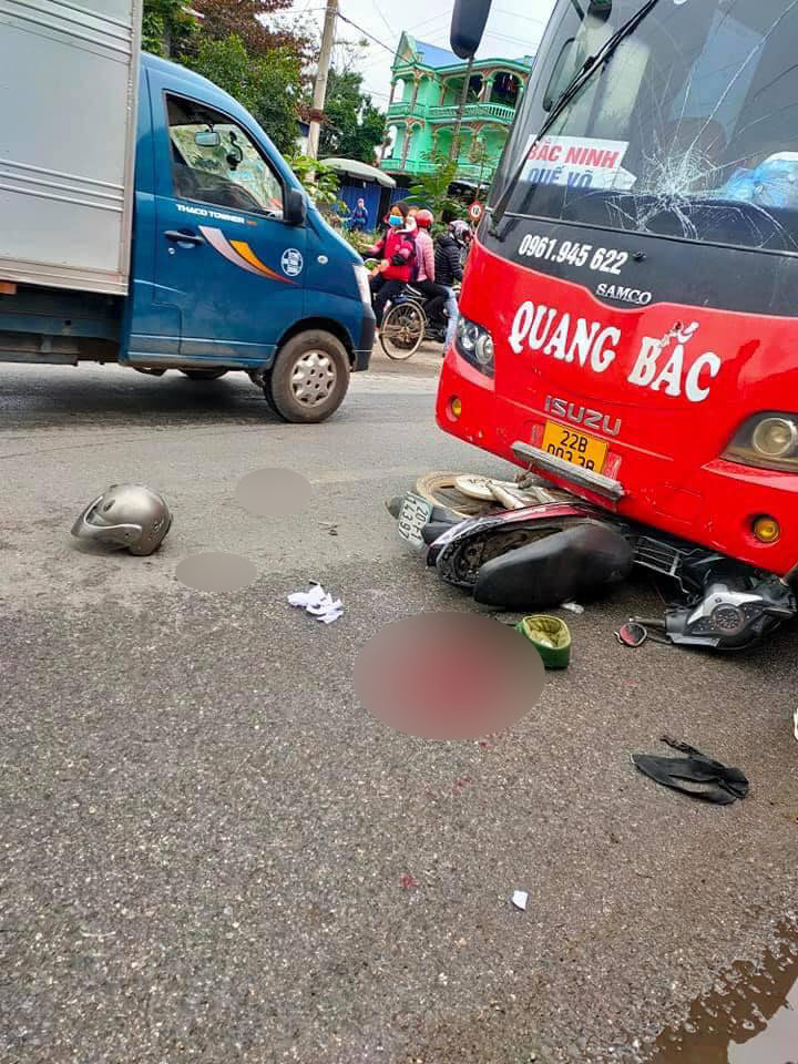 Chiếc xe m&aacute;y hư hỏng nặng, nằm gưới gầm đầu xe kh&aacute;ch