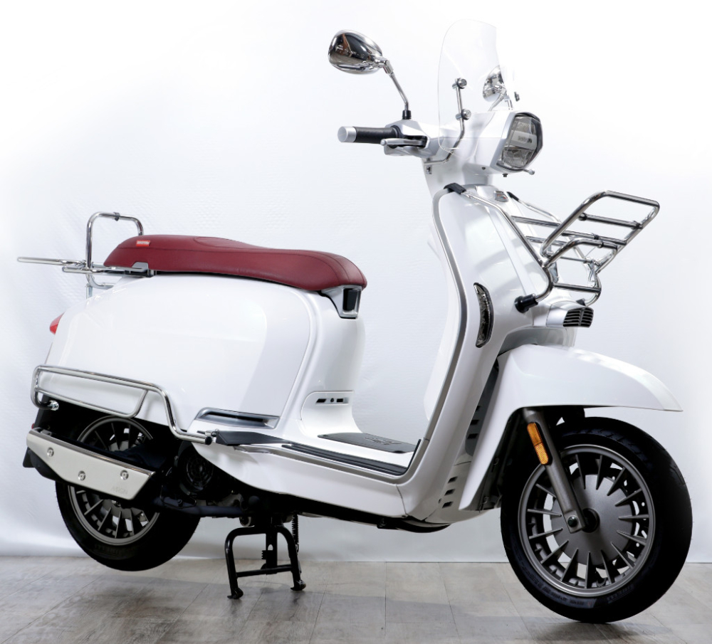 Lambretta Th&aacute;i Lan sẽ ra mắt phi&ecirc;n bản V200 GP v&agrave;o ng&agrave;y 17/12 tới đ&acirc;y