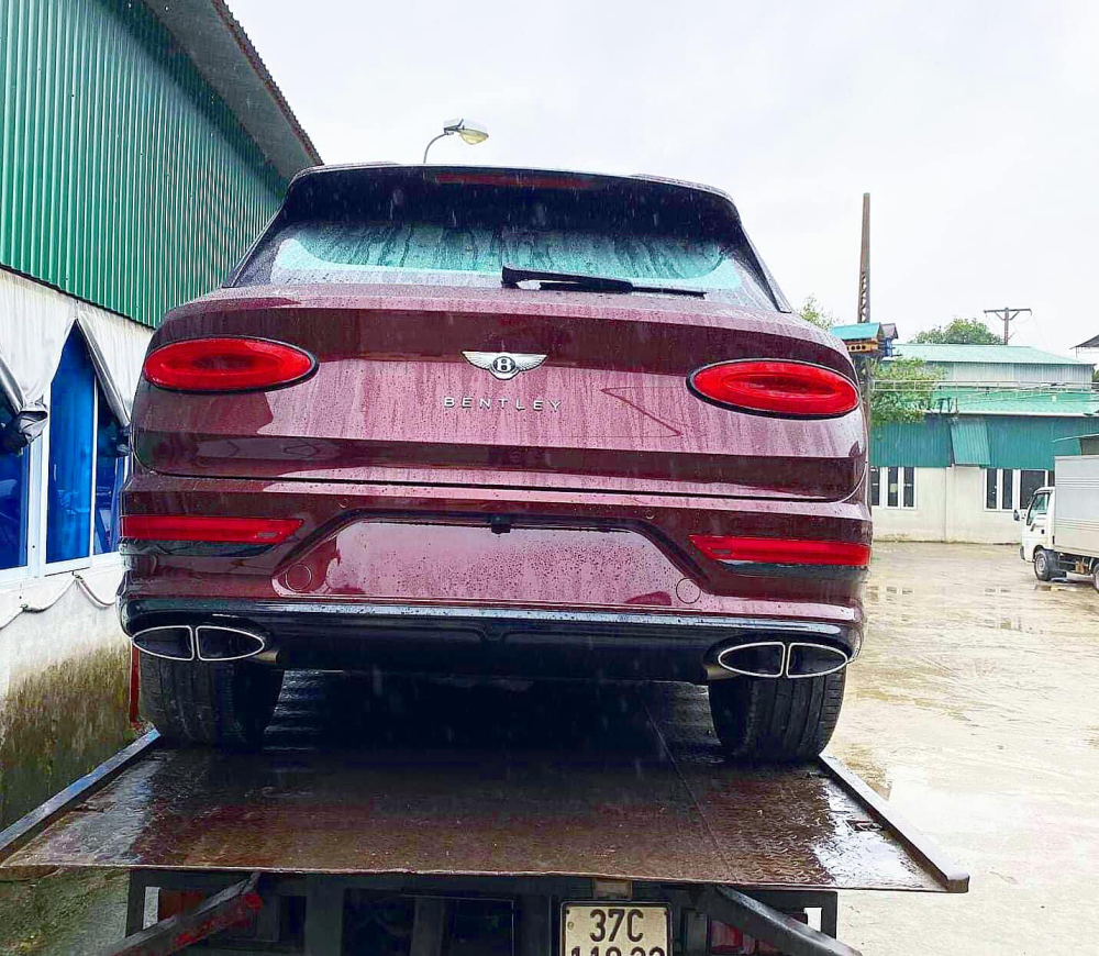 Thiết kế đu&ocirc;i xe của Bentley Bentayga 2021 c&oacute; sự thay đổi lớn ở đ&egrave;n hậu LED Oval v&agrave; ống xả k&eacute;p