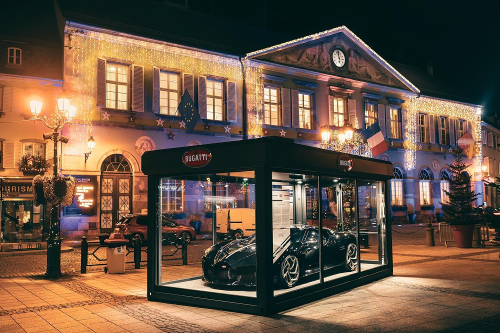 Mọi người dân có thể thoải mái chụp ảnh với món quà giáng sinh đặc biệt mà hãng Bugatti mang đến Mọi người dân có thể thoải mái chụp ảnh với món quà giáng sinh đặc biệt mà hãng Bugatti mang đến