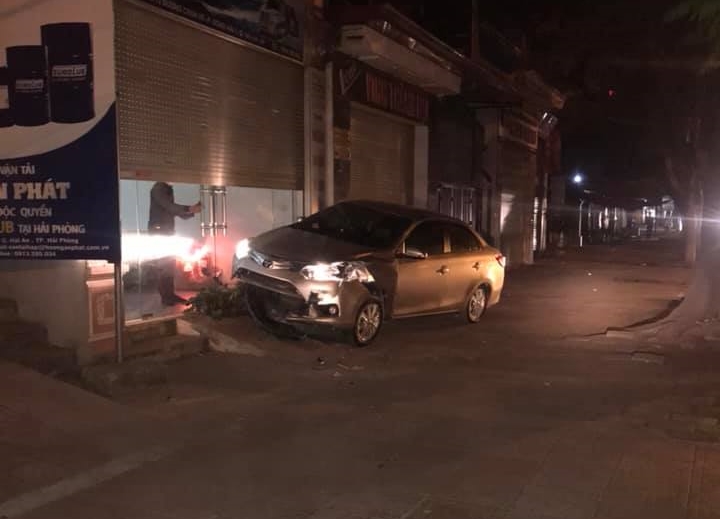 Chiếc xe Toyota lao l&ecirc;n vỉa h&egrave;, dừng ngay trước cửa nh&agrave; d&acirc;n b&ecirc;n đường