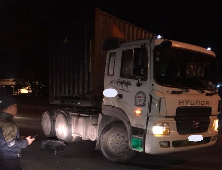 Một mảnh vỡ d&agrave;n &aacute;o nghi l&agrave; của xe Toyota nằm gần b&aacute;nh xe container
