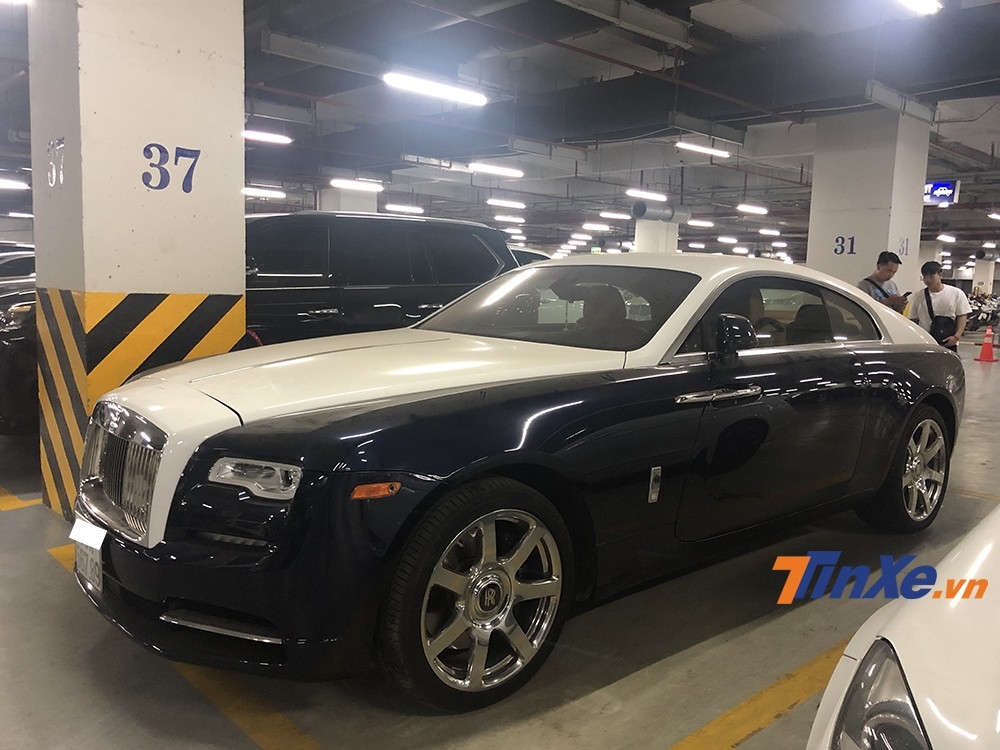 Chiếc xe si&ecirc;u sang Rolls-Royce Wraith n&agrave;y c&oacute; m&agrave;u sơn nguy&ecirc;n bản l&agrave; xanh v&agrave; trắng