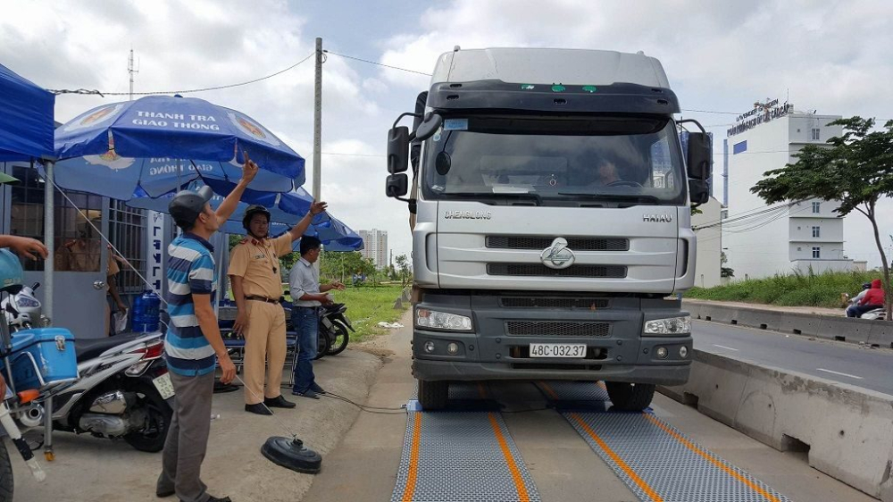 Xe chở quá tải sẽ bị phạt tiền, đồng thời tước giấy phép lái xe tùy theo mức vượt tải cụ thể.