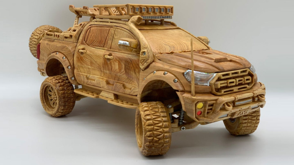 Phía trước của chiếc Ford Ranger Raptor bản đi off-road của “Woodworking Art”