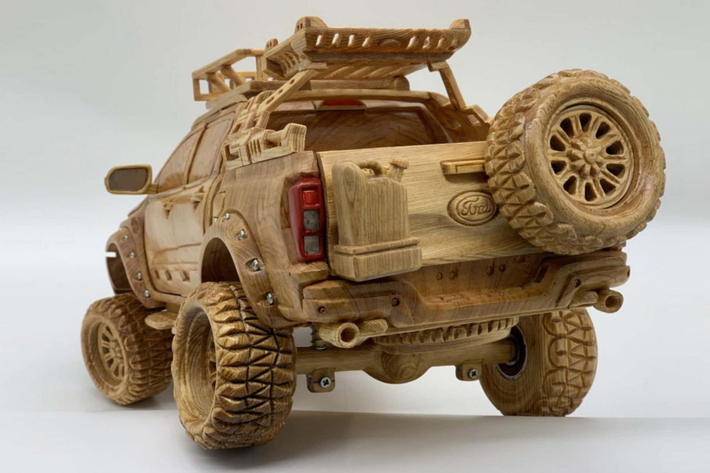 Phía sau của chiếc Ford Ranger Raptor bản đi off-road của “Woodworking Art”