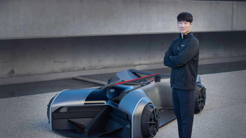 Nhà thiết kế Jaebum JB Choi và mô hình Nissan GT-R (X) 2050 kích thước thật
