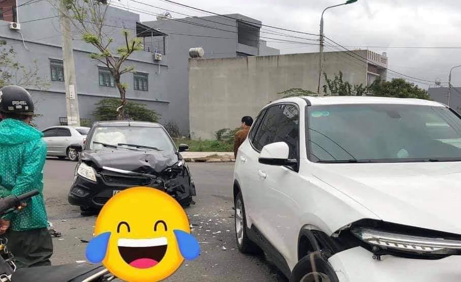 Cả hai chiếc &ocirc; t&ocirc; đều bị hư hỏng đầu xe sau vụ tai nạn