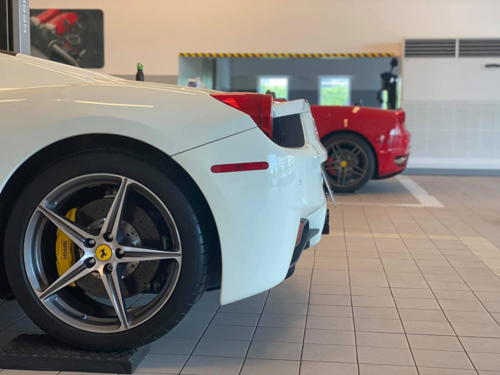 Chiếc Ferrari 458 Spider sử dụng m&acirc;m 5 chấu đơn, c&ograve;n Ferrari F430 Spider trang bị m&acirc;m 5 chấu k&eacute;p