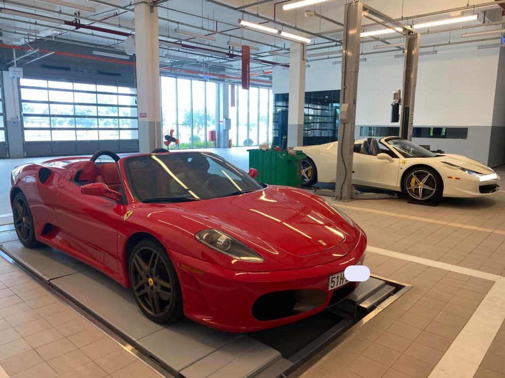 Si&ecirc;u xe mui trần Ferrari F430 Spider sử dụng mui xếp vải, c&ograve;n chiếc Ferrari 458 Spider sử dụng mui xếp cứng